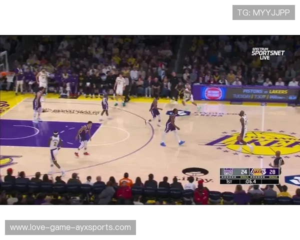 詹姆斯外线压哨出手命中，全场再次沸腾