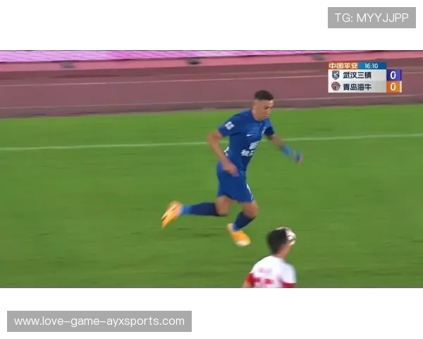 斯坦丘在训练场展示标志性落叶球