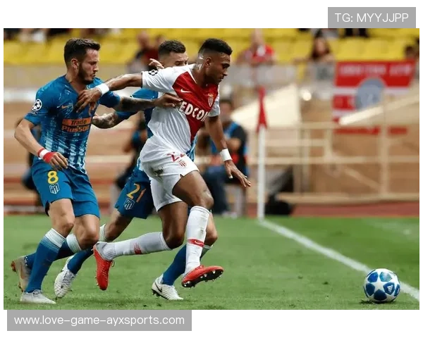 法甲摩纳哥外线频频传中，对方禁区忙乱的训练启示