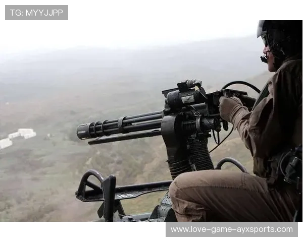 福特重拳直击沙袋发出脆响